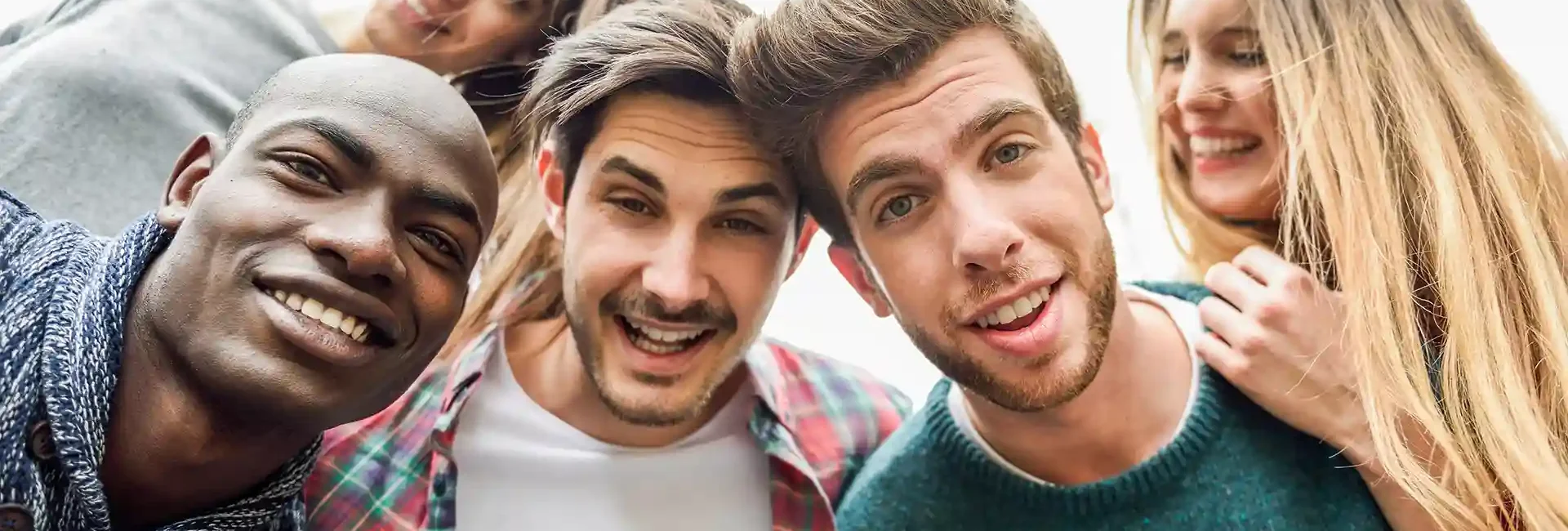 Eine lachende Gruppe Jungendlicher.