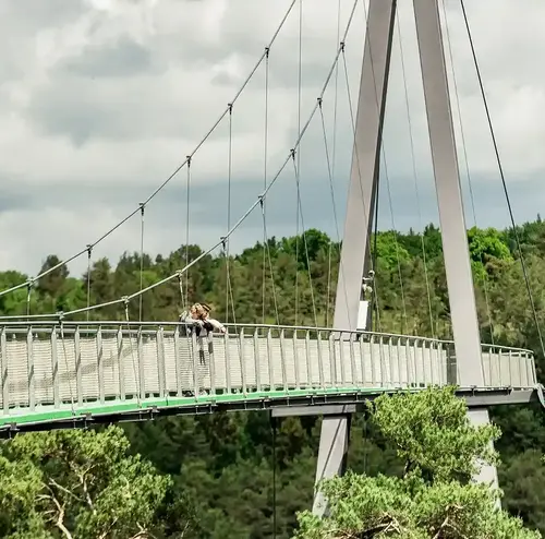 Der Skywalk der Wiegand Erlebnisberge, Betreiber von Sommerrodelbahnen, ragt als moderne Hängebrücke über die Baumkronen und bietet Besuchern einen beeindruckenden Ausblick auf die Natur